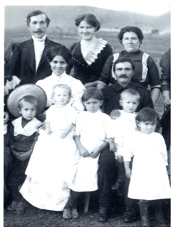 Во втором ряду Ходырева Елена Константиновна, у нее на руках бабушка Августа Павловна.