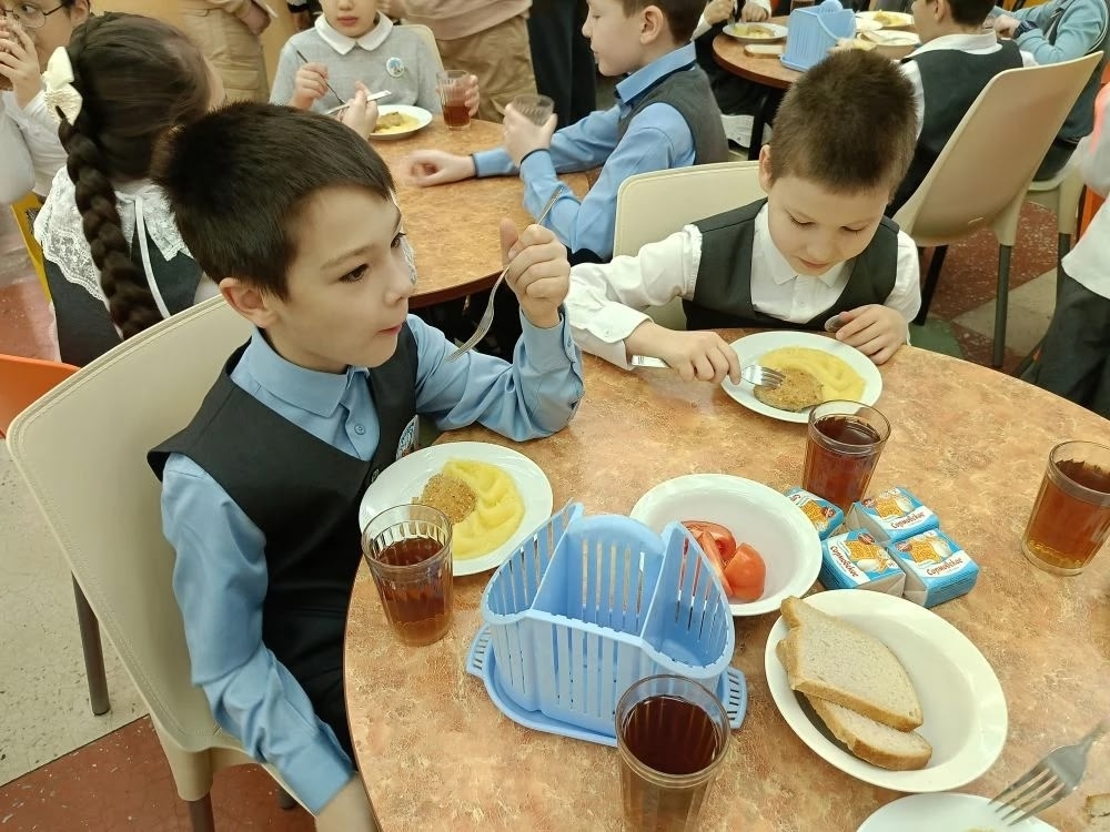 Дорогие друзья! Спешим поделиться с вами впечатлениями о сегодняшнем меню нашей столовой. Дорогие друзья! Спешим поделиться с вами впечатлениями о сегодняшнем меню нашей столовой..